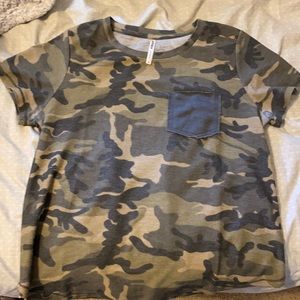 Tresics camo shirt w/ pocket. Size Small